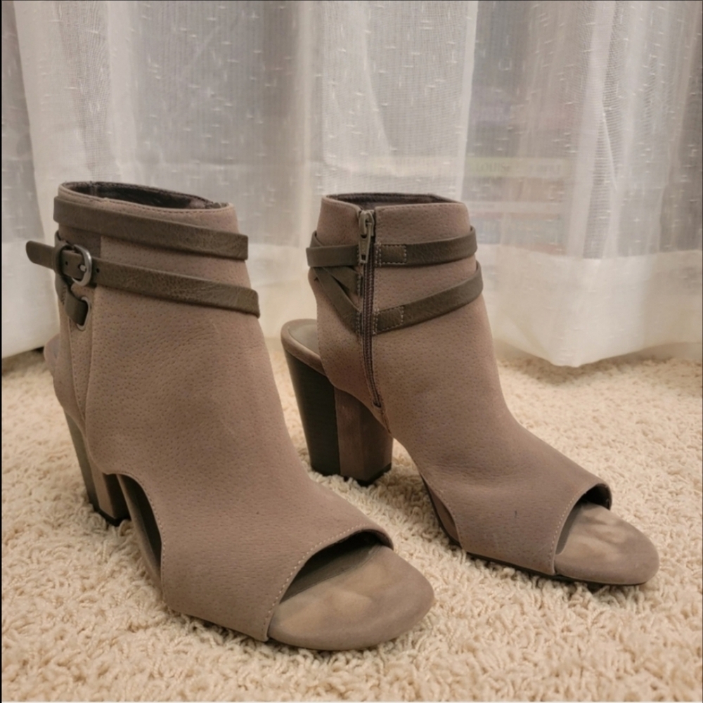 White Mountain Block Heel Peep Toe Shoes Size 10